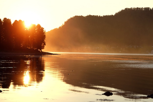 Schöner Sommersonnenuntergang auf dem See, Sun rays