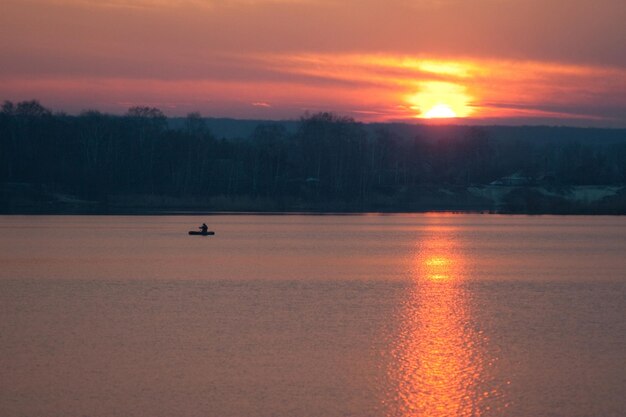 Schöner Sommersonnenuntergang im HDR-Bild des Sees