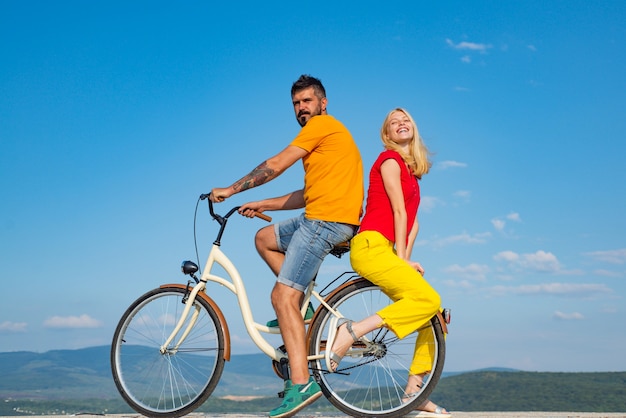 Schöner Sommertag. Sommerpaar. Sexy Paar verliebt. Verliebtes Paar Fahrrad fahren. Aktiv