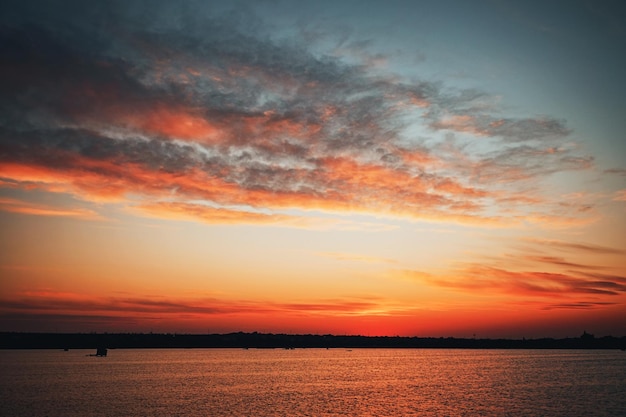 Schöner Sonnenaufgang am Flussufer zum Angeln