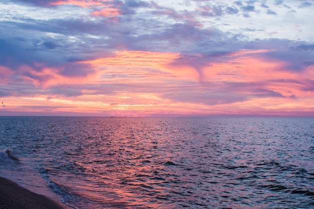 Schöner Sonnenaufgang am Meer mit Wolken