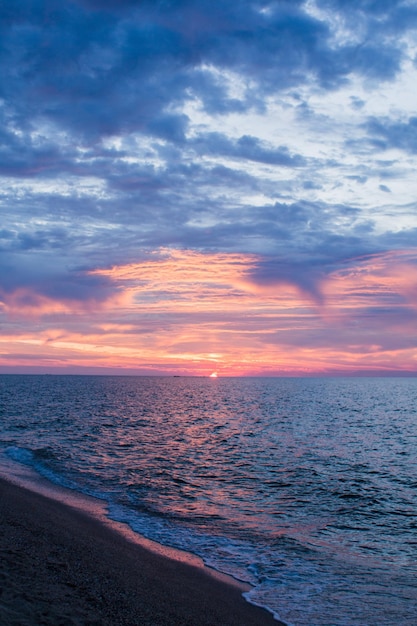 Schöner Sonnenaufgang am Meer mit Wolken