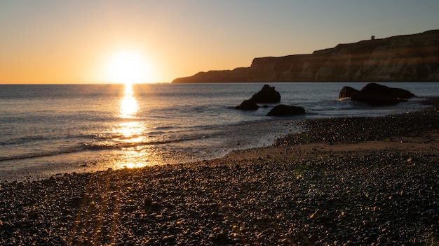 Schöner Sonnenaufgang am Strand während der Küstenwanderung