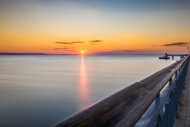 Schöner Sonnenaufgang am Strand