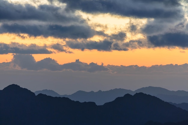 Schöner Sonnenaufgang auf dem Gipfel des Berges Mousa in Ägypten, Süd-Sinai