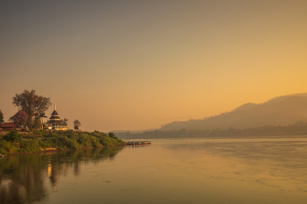 Schöner Sonnenaufgang auf dem Mekong bei Chiang Khan, Grenze von Thailand und von Laos, Loei-Provinz, Thailand.