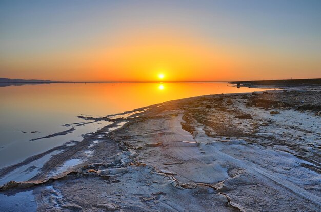 Schöner Sonnenaufgang auf dem Salzsee Chott el Djerid Sahara Wüste T