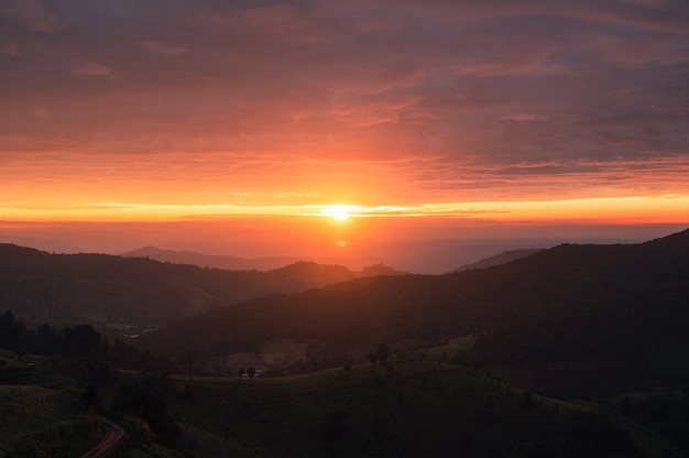 Schöner Sonnenaufgang auf landwirtschaftlichem Hügel in der Landschaft bei Doi Mae Tho