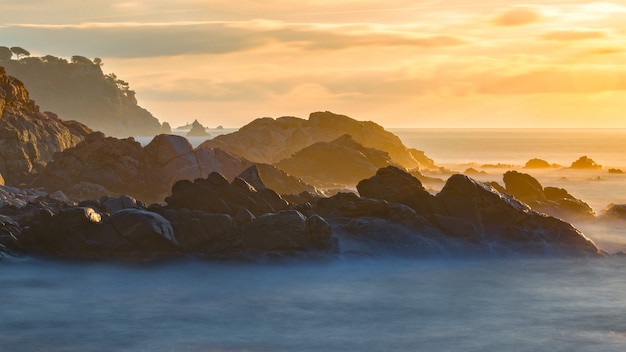 Schöner Sonnenaufgang in einer Bucht in Costa Brava, Spanien