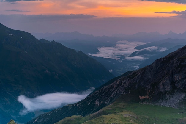 Schöner Sonnenaufgang in Österreich Alpenlandschaft Natur und Berge