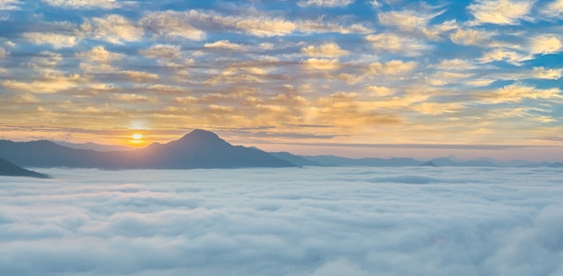 Schöner Sonnenaufgang über Berg mit Nebel am Morgen