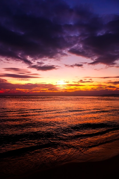 Schöner Sonnenaufgang über dem Meer mit Wolkengebilde