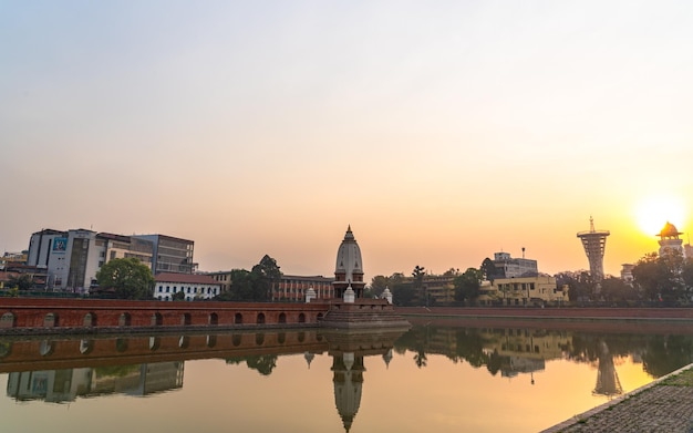 Schöner Sonnenaufgang über dem Rani Pokhari Teich in Kathmandu Nepal