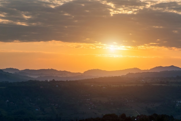 Schöner Sonnenaufgang über den Bergen