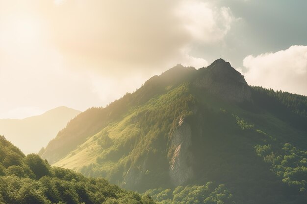 Schöner Sonnenaufgang über den grünen Bergen im Morgenlicht mit flauschigen Wolken an einem strahlend blauen Himmel Konzept der Naturfrische