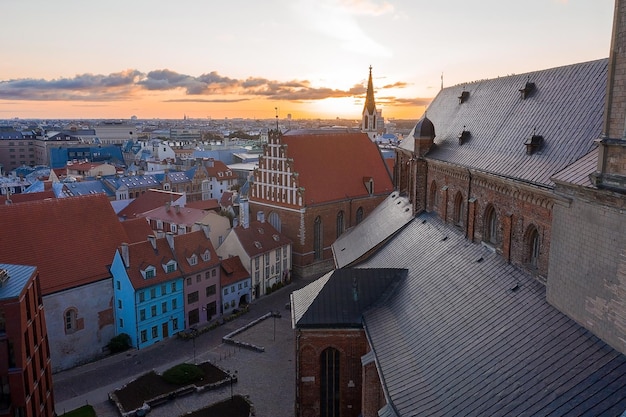 Schöner Sonnenaufgang über der Altstadt von Riga, Lettland. Luftbild von oben. Panorama.