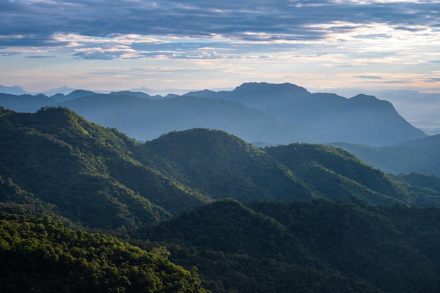 Schöner Sonnenaufgang über der Bergkette bei Khao Kho, Thailand. Natürliche Sommerlandschaft auf Panorama.