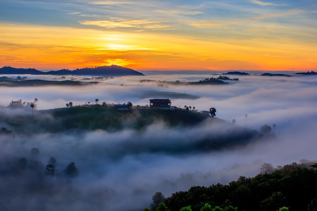 Schöner Sonnenaufgang und der Nebel bei Khao Kho, Phetchabun-Provinz, Thailand.