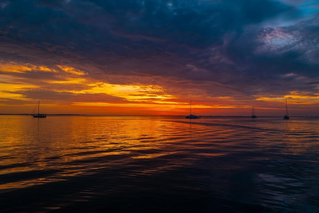 Schöner sonnenaufgangssonnenblauer himmel mit wolken und der meereslandschaft karibik