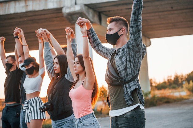 Schöner Sonnenschein Gruppe protestierender junger Menschen, die gemeinsam Aktivist für Menschenrechte oder gegen die Regierung sind