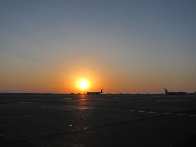 Schoener sonnenuntergang am flughafen beim abflug in den urlaub