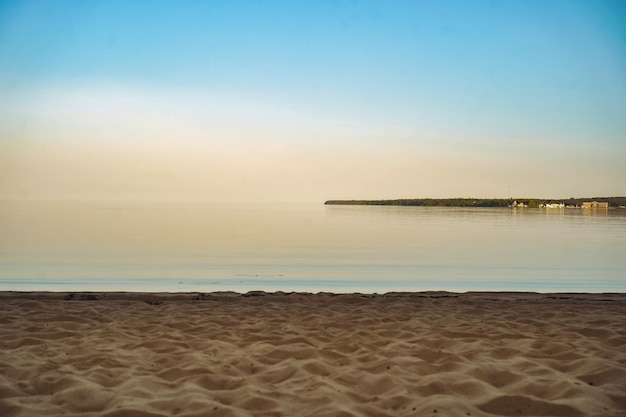 Schöner Sonnenuntergang am Ladoga-See Sandstrand und blauer Himmel