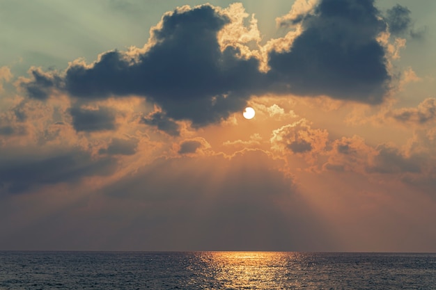 Schöner Sonnenuntergang am Meer