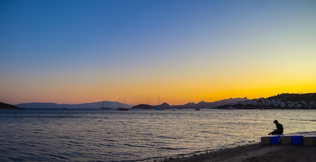 Schöner Sonnenuntergang am Mittelmeer mit Inselbergen und Booten