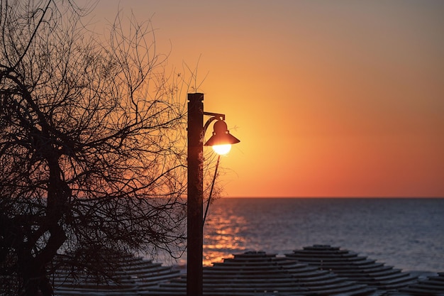 Foto schöner sonnenuntergang am mittelmeer nachtstraßenlaterne