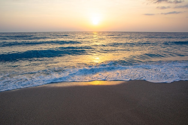 Schöner Sonnenuntergang am Sandstrand