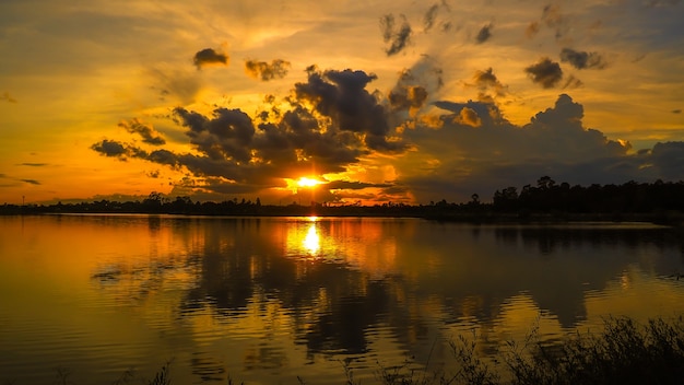 Schöner Sonnenuntergang am See.