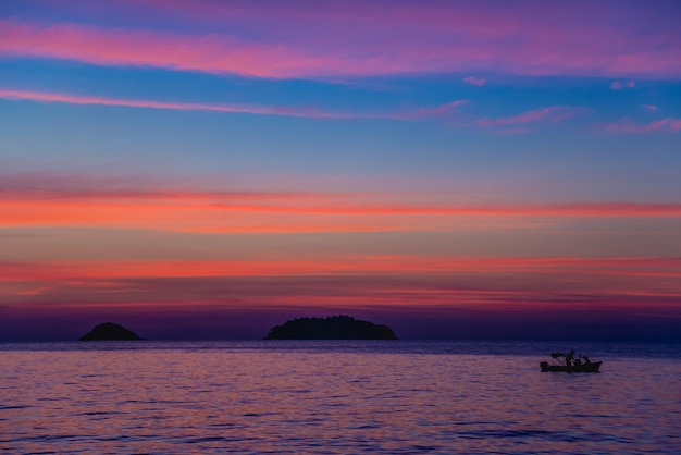 Schöner Sonnenuntergang am Strand in den Tropen. Himmel und Ozean