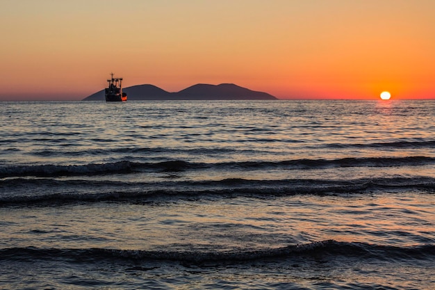 Schöner Sonnenuntergang am Strand in Vlore (Vlora) Albanien. Sonnenunterganghimmel am Strand in Albanien