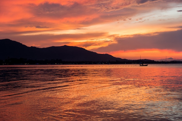 Schöner Sonnenuntergang am Strand, Samui-Insel, Thailand