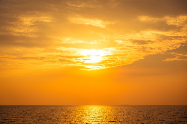 Schöner Sonnenuntergang am Strand und am Meer