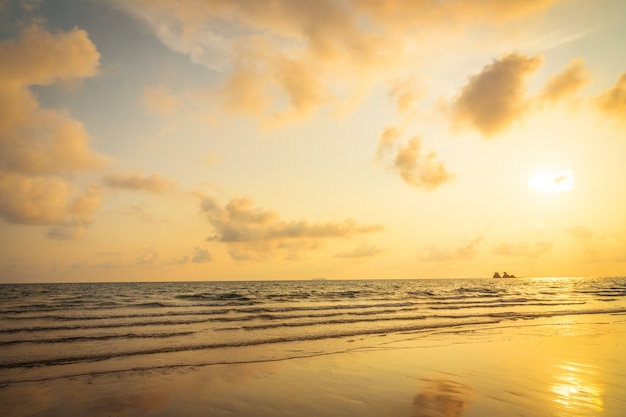 Schöner Sonnenuntergang am Strand und am Meer