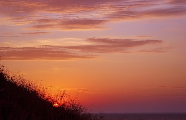 Schöner Sonnenuntergang am Strand und am Meer