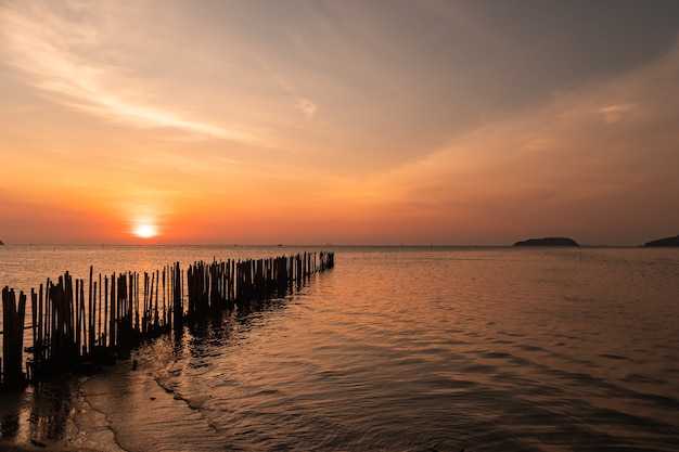 schöner Sonnenuntergang am Strand