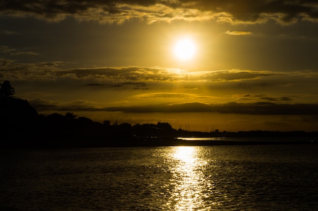 Schöner Sonnenuntergang am Strand