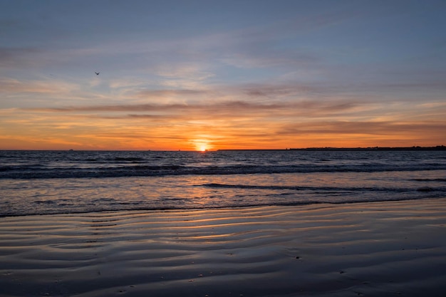 Schöner Sonnenuntergang am Strand