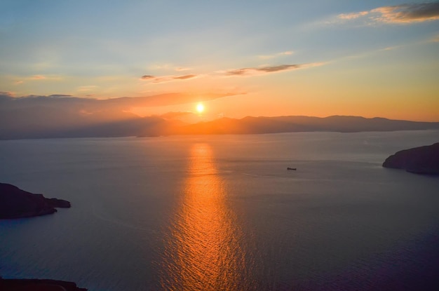 Schöner Sonnenuntergang am Ufer der malerischen Insel Kreta Griechenland