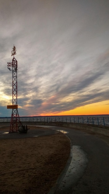 Schöner Sonnenuntergang am Ufer des Flusses