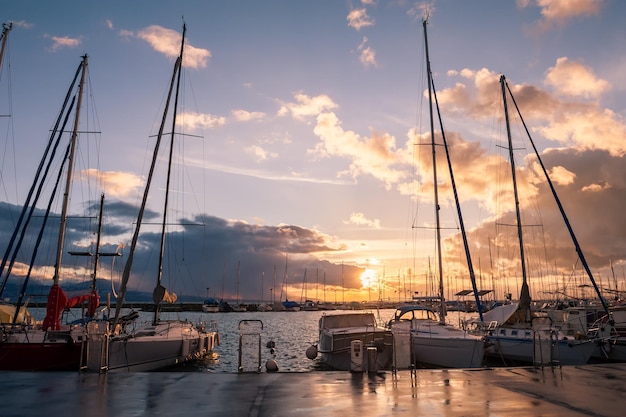 Schöner Sonnenuntergang am Ufer des Genfersees in Lausanne, Schweiz