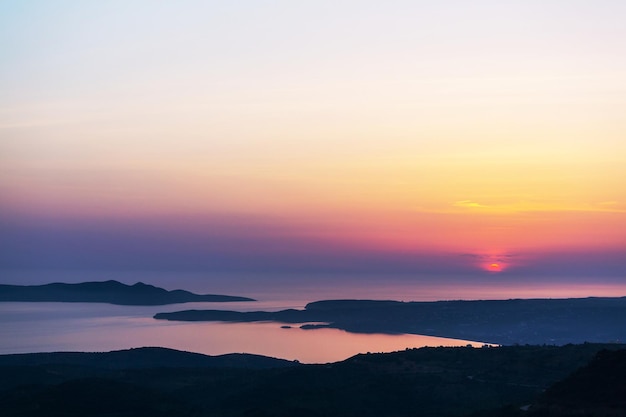 Schöner Sonnenuntergang an der griechischen Küste