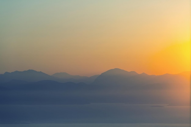 Schöner Sonnenuntergang an der griechischen Küste