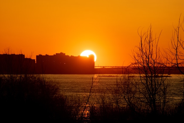 Schöner Sonnenuntergang an der Wolga. Nischni Nowgorod