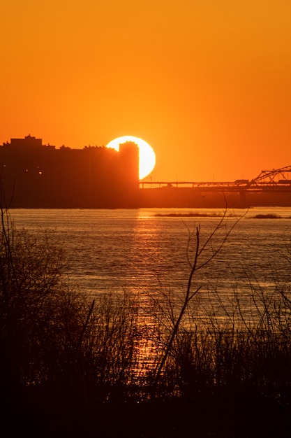 Schöner Sonnenuntergang an der Wolga. Nischni Nowgorod