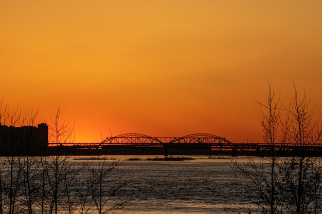 Schöner Sonnenuntergang an der Wolga. Nischni Nowgorod