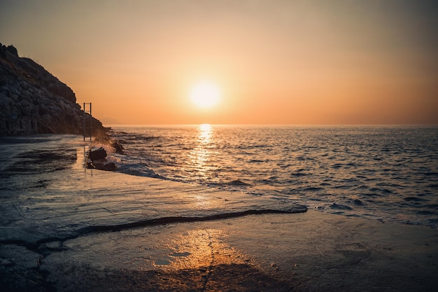 Schöner Sonnenuntergang auf dem Hintergrund des Meeres Sunset Meereslandschaft Schöne Aussicht auf den Sonnenuntergang Meer