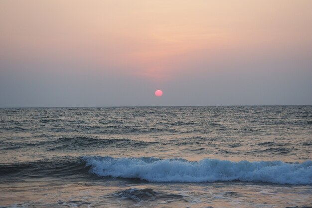 Schöner Sonnenuntergang auf dem Hintergrund des Meeres und des Strandes im Sommer. Urlaub und Urlaubskonzept